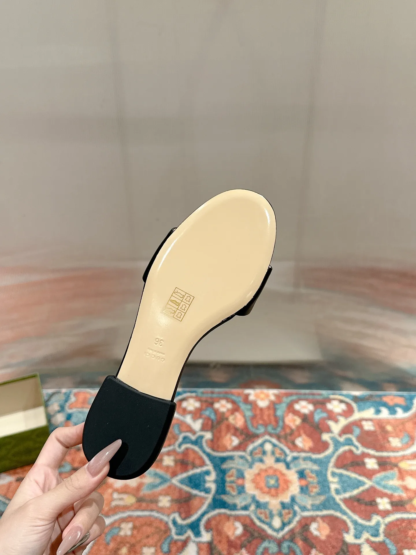 👟👟Ex-factory price 520👟👟 Every detail of Gucci's 2025 spring and summer new open-toe sandals and slippers has been carefully crafted, and design elements such as round toes and thick heels are cleverly used to create a fashionable retro style. The archived double G diamond-encrusted buckle details are reminiscent of the brand's fashionable atmosphere. ▪️Material: original custom sheepskin ▪️Inner lining/foot: high-end custom sheepskin ▪️Heel height: 1.0cm ▪️Number of yards: 35-39 (customized at 40.41.42, non-returnable)